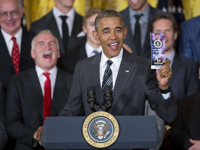 obama-nhan-qua-ve-do-xe-1478577801-1478683734019 3