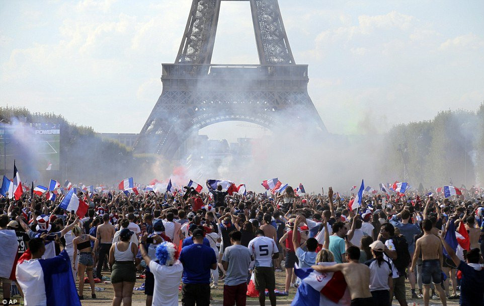 4E475C6500000578-5956427-French_fans_on_the_Champs_de_Mars_near_the_Eiffel_Tower_watch_th-a-51_1531679713379 3