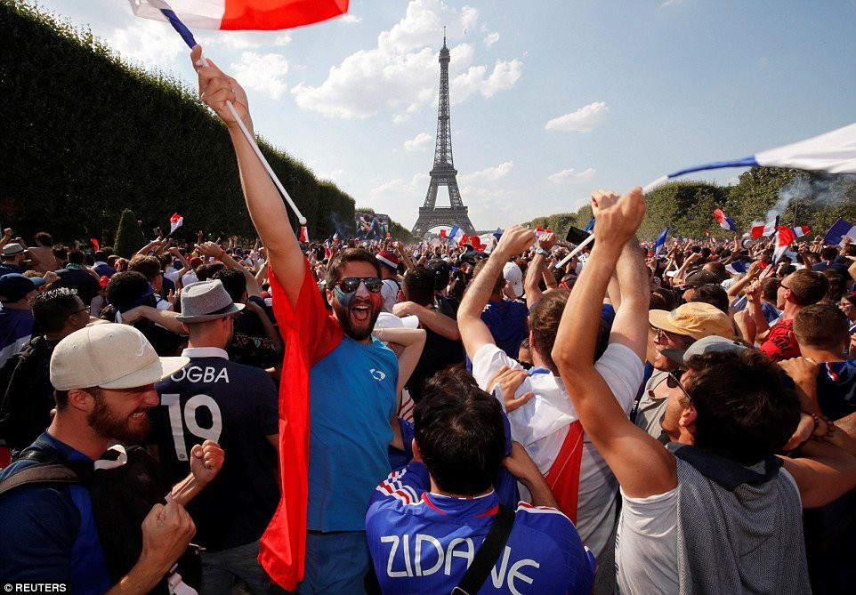 4E475D1D00000578-5956427-France_fans_celebrate_in_Paris_as_they_watch_their_side_claim_a_-a-45_1531679710300 8