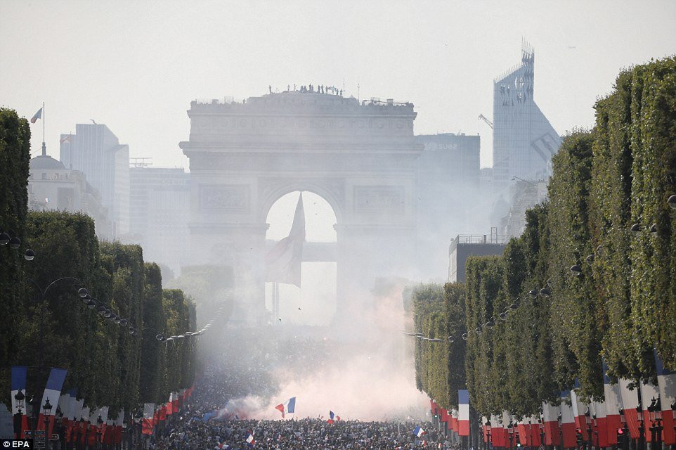 4E48E39500000578-5956427-French_fans_celebrate_their_side_s_victory_in_front_of_the_Arc_d-a-42_1531679710251 4