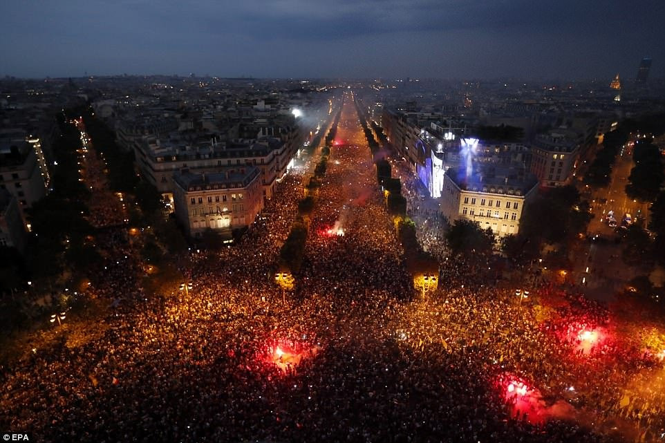 4E4ABF3300000578-5955603-image-a-319_1531688882869 12