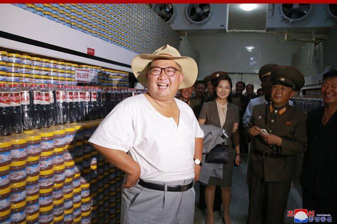 Kim-Jong-Un-visits-fish-pickling-plant-in-short-sleeves