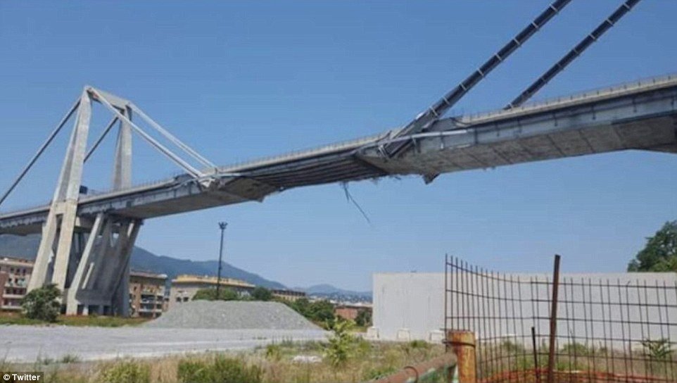 4F17839D00000578-6062911-Eerie_The_bridge_pictured_weeks_before_its_collapse_shows_it_loo-m-24_1534337387350
