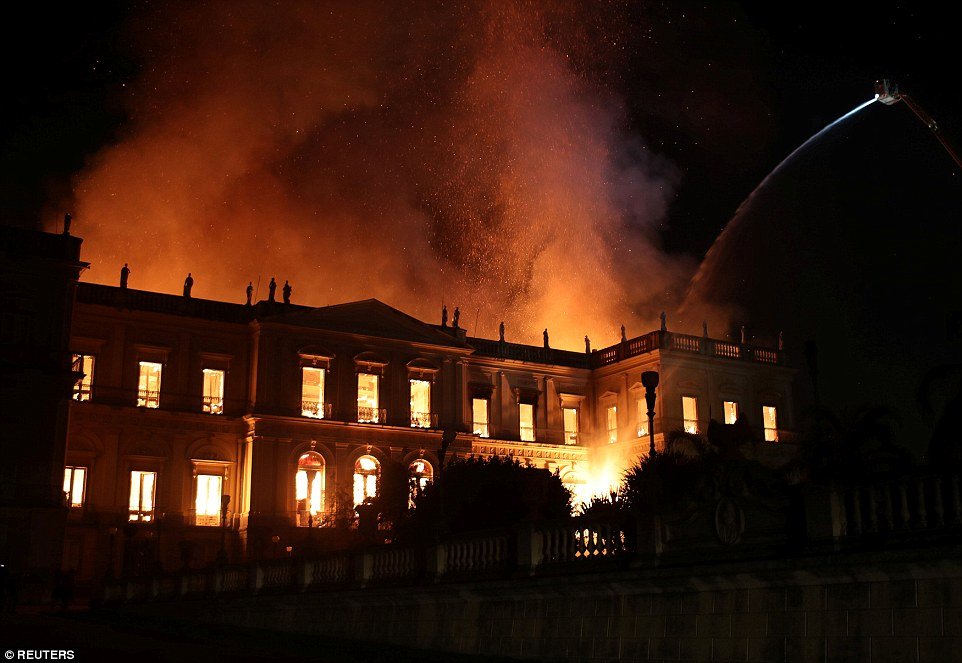 4FA739A000000578-6125217-A_200_year_old_museum_in_Brazil_was_hit_on_Sunday_by_a_huge_fire-a-55_1535936566382