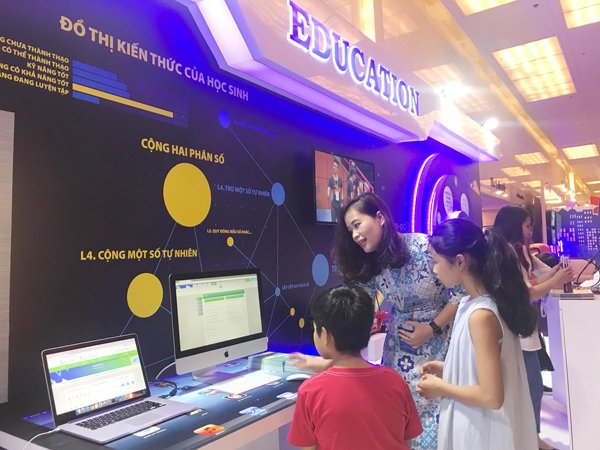 Khach moi trai nghiem tai gian hang FPT Education