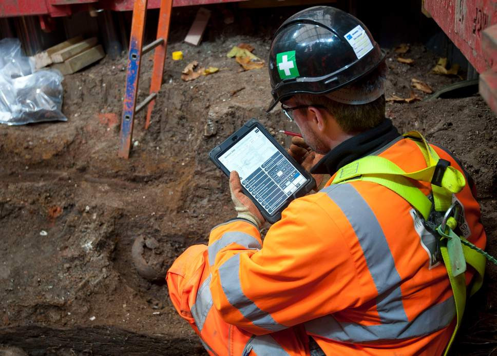 pa-hs2-archaeological-dig-skeletons-1