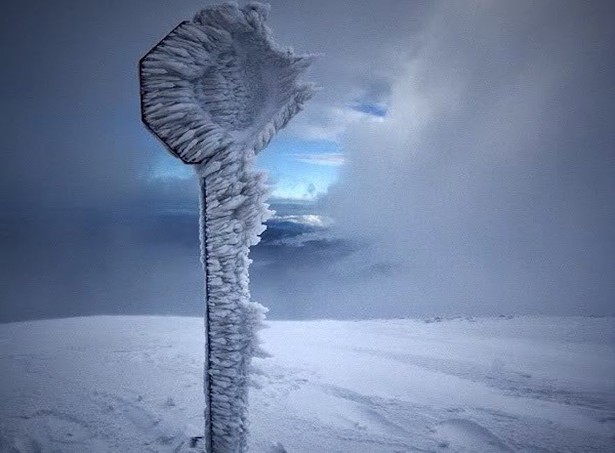 A-frozen-stop-sign-in-Russia.-The-30-Most-Amazing-Photos-Of-Frozen-Things-In-Honor-Of-The-Coldest-Morning-Of-The-21st-Century