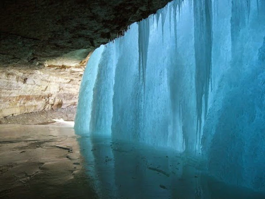 A-frozen-waterfall.-The-30-Most-Amazing-Photos-Of-Frozen-Things-In-Honor-Of-The-Coldest-Morning-Of-The-21st-Century 5