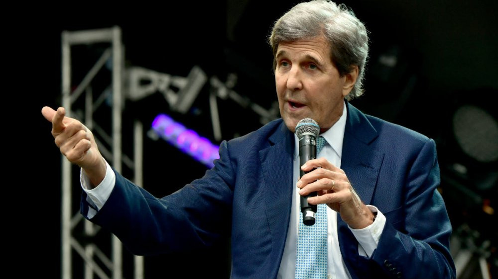 John-Kerry-mic