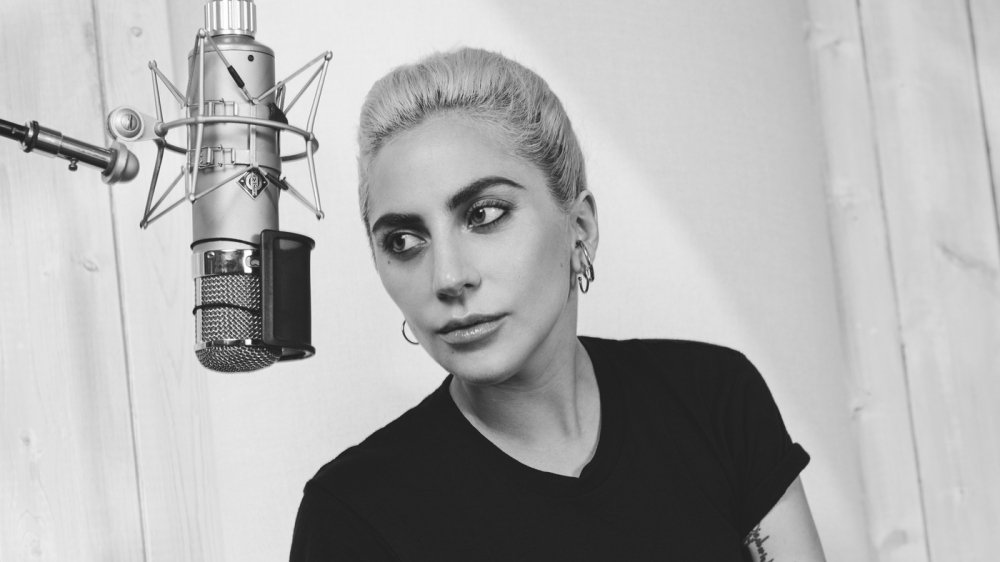 lady-gaga-press-shot_wide-96c0ecc6ab77cc732de31fdb37b620e17e12b2c8 4