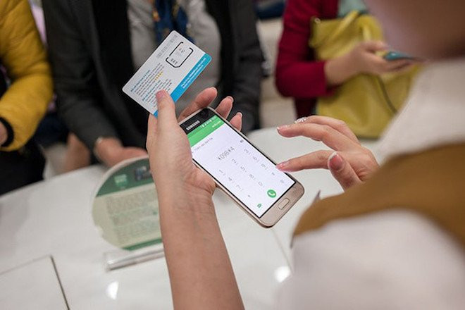 1506039242-khach-hang-dung-4g-viettel-tang-manh 7