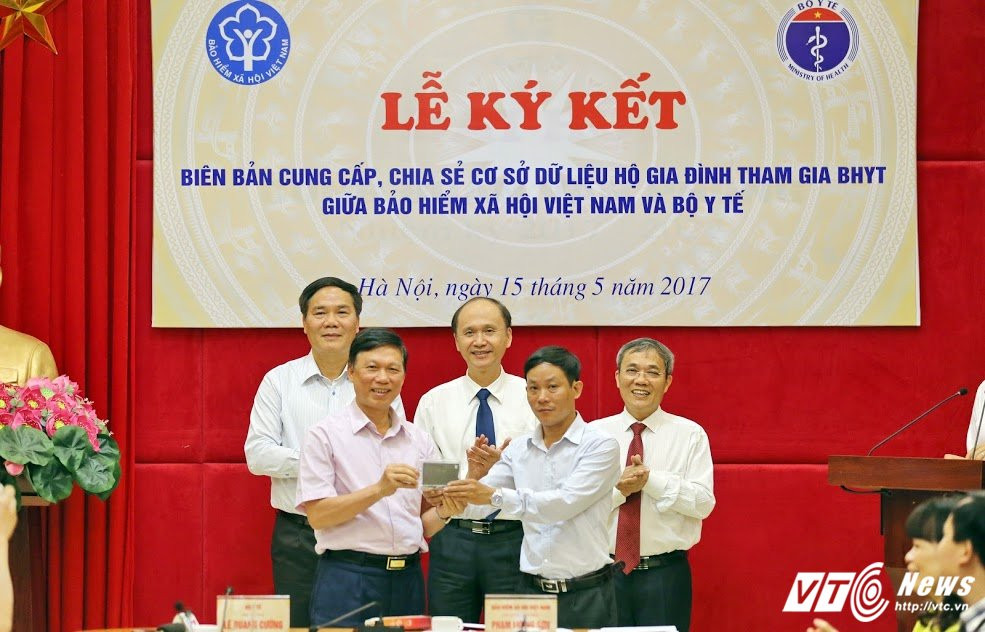 Hinh anh BHXH Viet Nam va Bo Y te ky ket ban giao, chia se du lieu Ho gia dinh tham gia BHXH