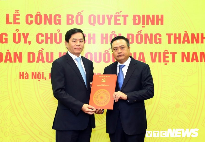 Anh 3 - Bi thu DUK DNTW trao QD Bi thu Dang uy PVN