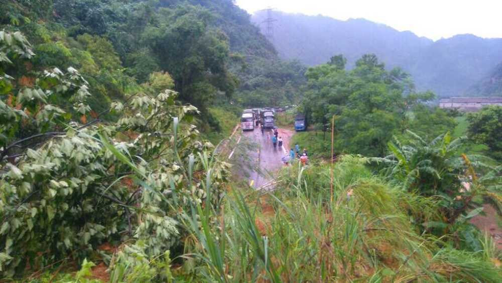 Các phương tiện không thể di chuyển qua điểm sạt lở trên quốc lộ 6, ùn tắc kéo dài khoảng 1km,