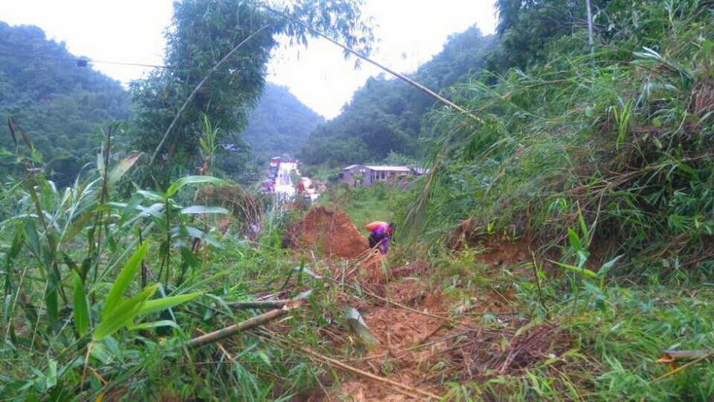 Chỉ còn cách đi bộ mới vượt qua được điểm sạt lở này.