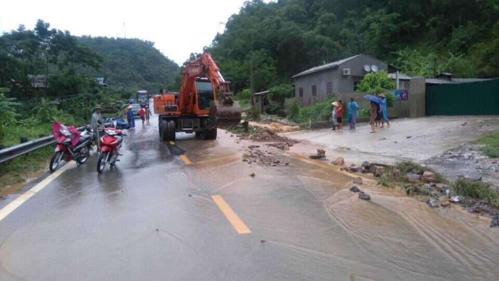 Máy xúc được huy động đến hiện trường để khắc phục sự cố sạt lở đất trên quốc lộ 6.