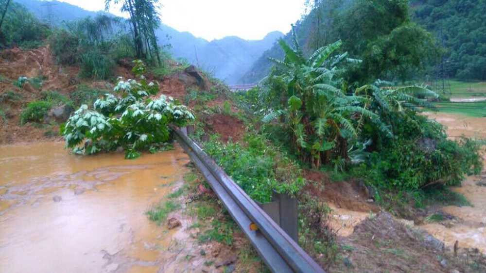 Đất, đá đã chặt đứt 1 đoạn đường trên quốc lộ 6, giao thông tê liệt ít nhất 2 ngày.