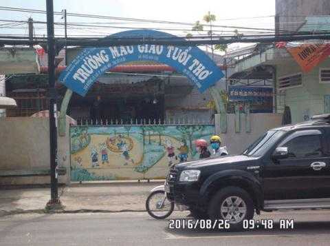 hai-cha-con-bi-bat-coc-truoc-cong-truong-mam-non_261126369
