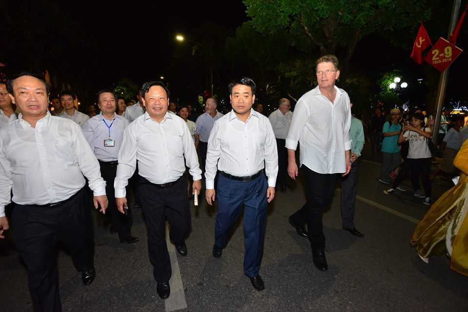 chu-tich-ha-noi-di-bo-5