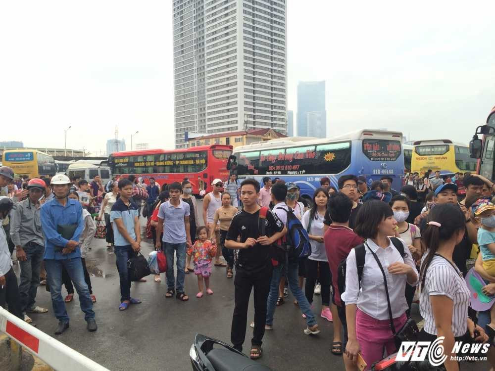 1- Trong ngay 2.9 tai ben xe My Dinh, luong nguoi do ve van rat dong