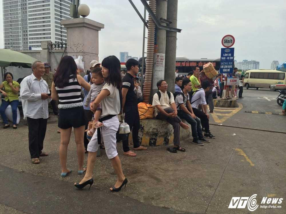 10. Vat va tai cac bon cay truoc cua ben xe