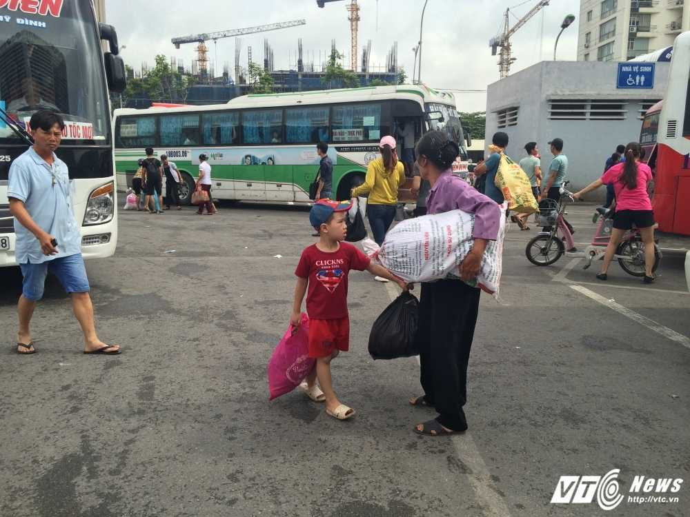 11. Hoan ke hoach ve que, hai ba chau dat nhau ve nha