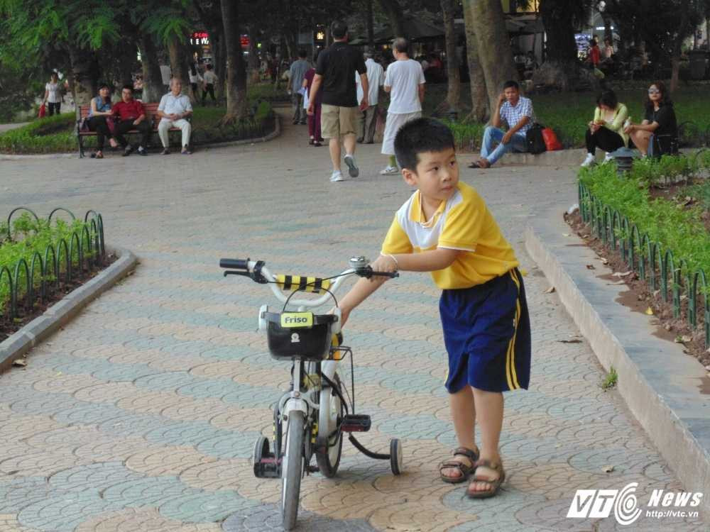 11. Thieu nhi vui ve choi dua tai Ho Guom trong ki nghi le