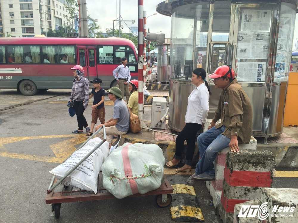 12. Phut nghi ngoi hiem co ca nguoi van chuyen do