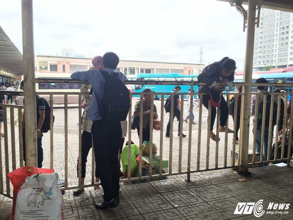 13. Treo qua hang rao de kip chuyen xe