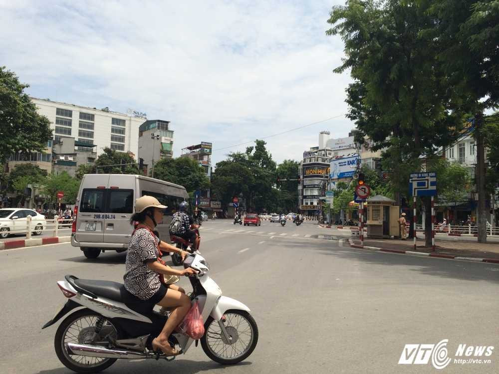 3. Vao gio cao diem, tuyen pho thua thot, khac han voi thuong ngay