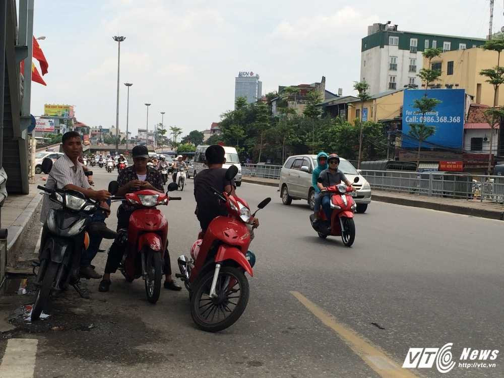 5. Cac bac xe om trong ngay nay vang bong khach