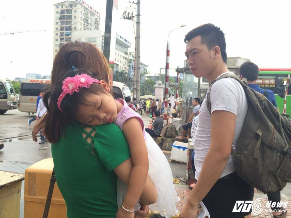 7- Be gai qua met, ngu say tren tay me