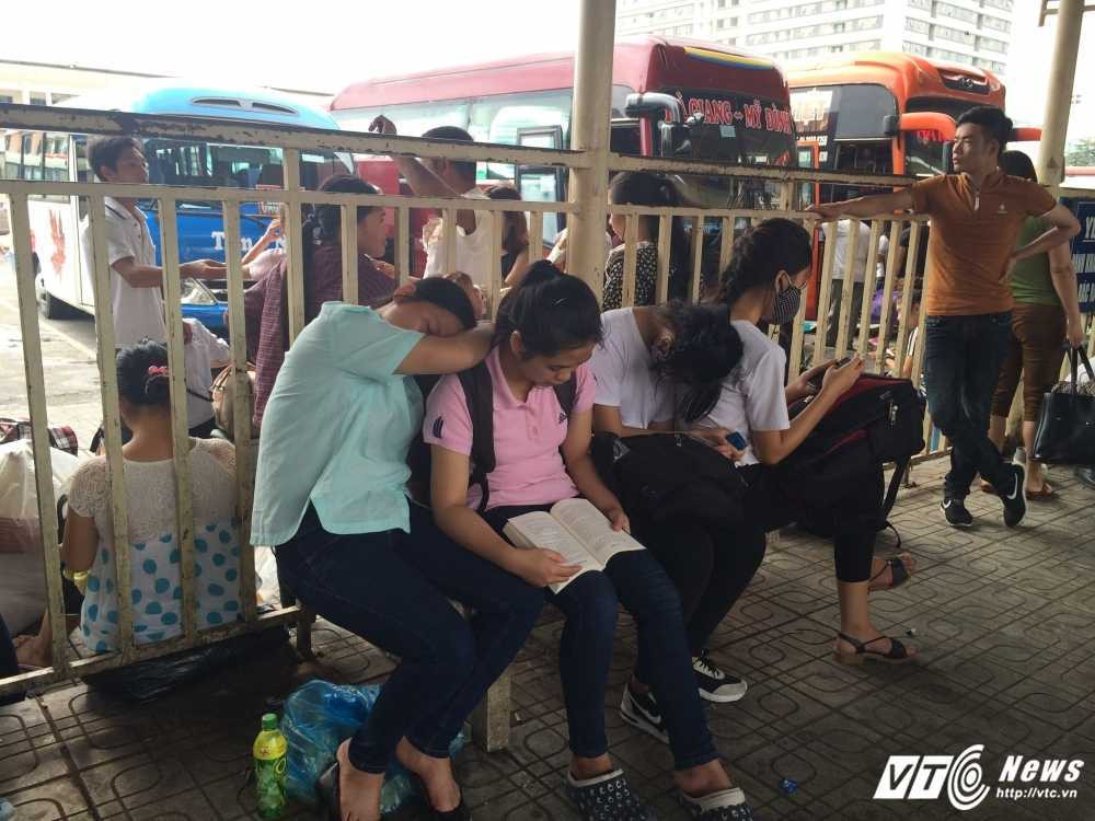 8. Ngu gat, doc sach trong khi cho doi