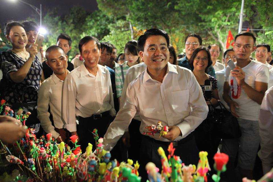 chu-tich-ha-noi-di-bo-1