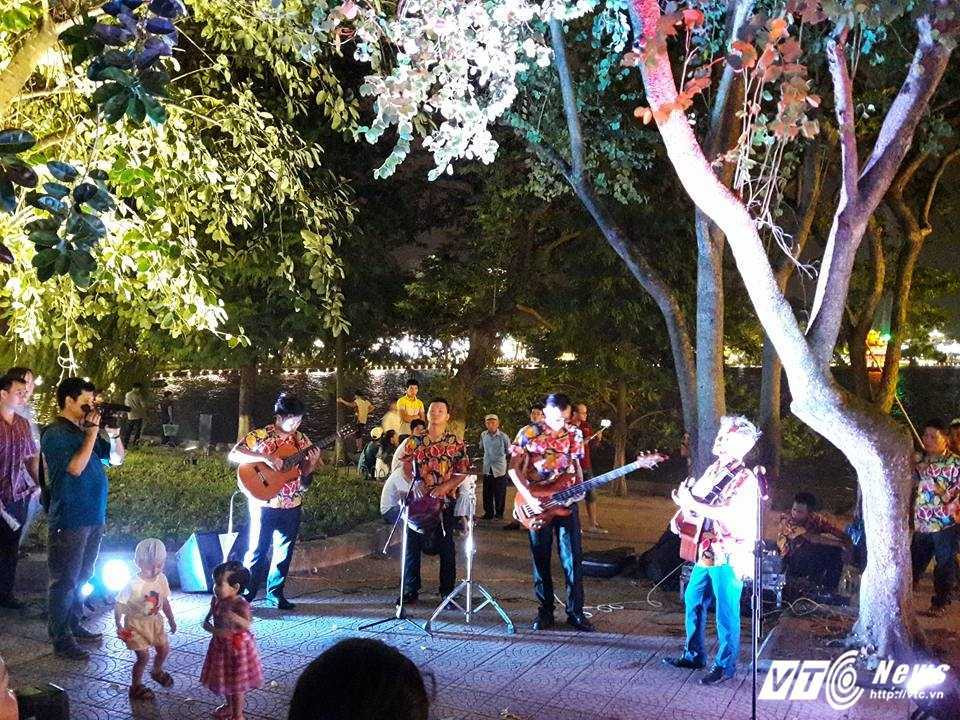 chu-tich-ha-noi-di-bo-10