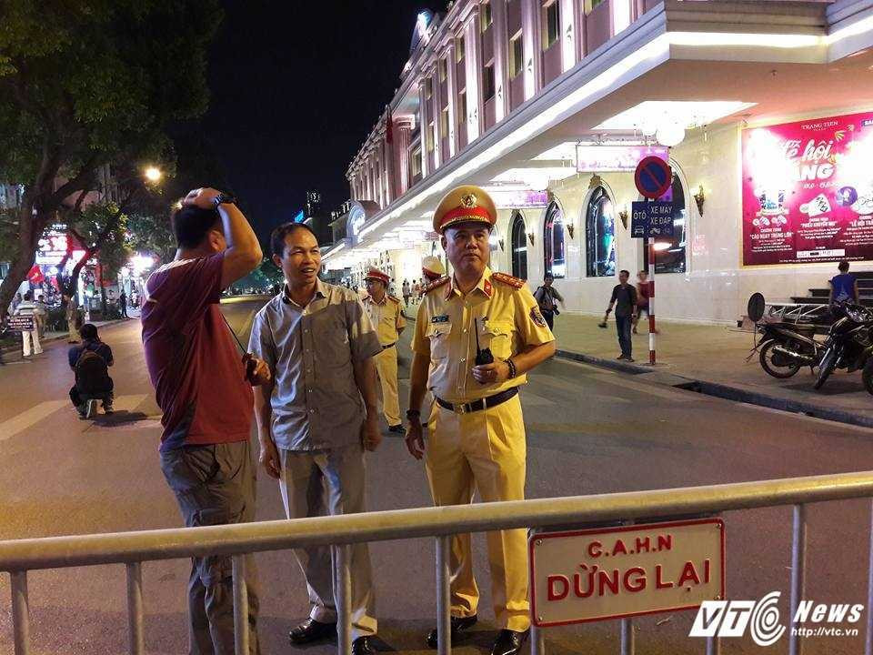 chu-tich-ha-noi-di-bo-13