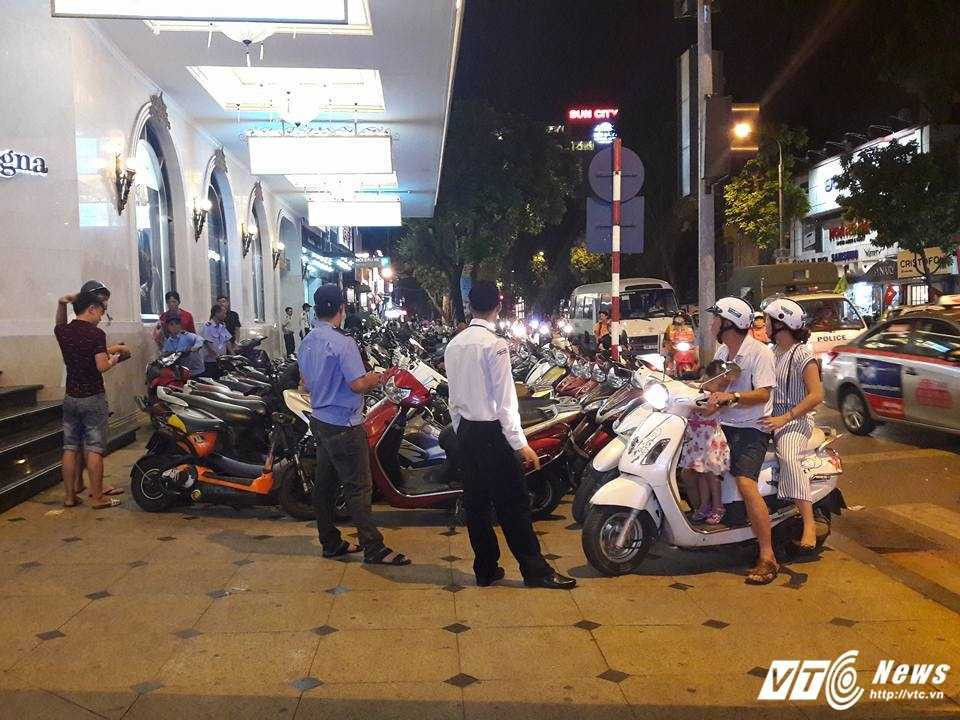 chu-tich-ha-noi-di-bo-14