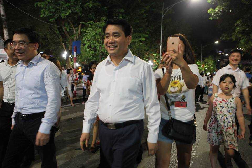 chu-tich-ha-noi-di-bo-3