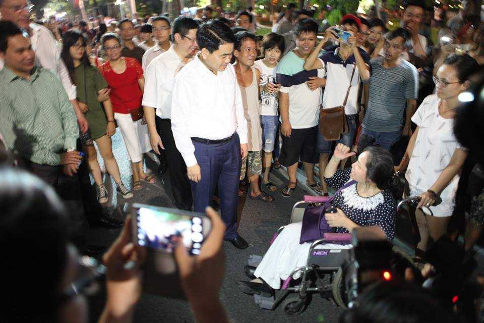 chu-tich-ha-noi-di-bo-6