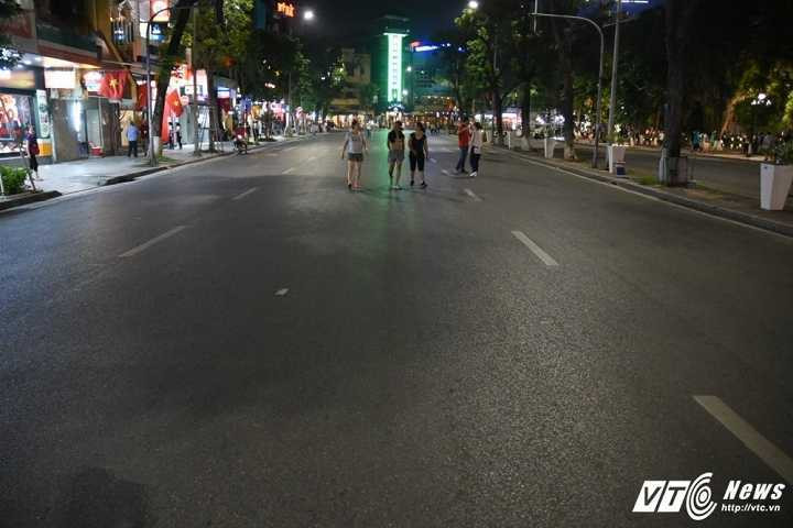 chu-tich-ha-noi-di-bo-7