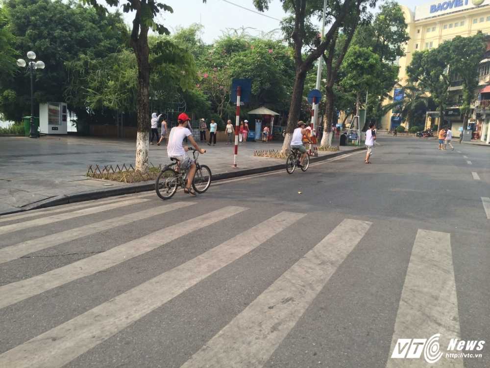 1- Tinh trang xe co luu thong tren cac tuyen pho di bo van hoanh hanh, bat chap lenh cam