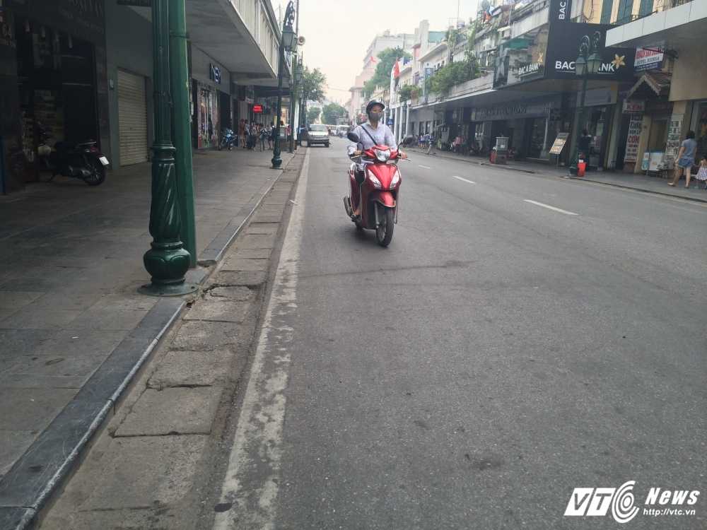 4- Theo quy dinh, nguoi dan sinh song trong khu vuc di bo phai dat xe nhung ai cung bat chap phong am am