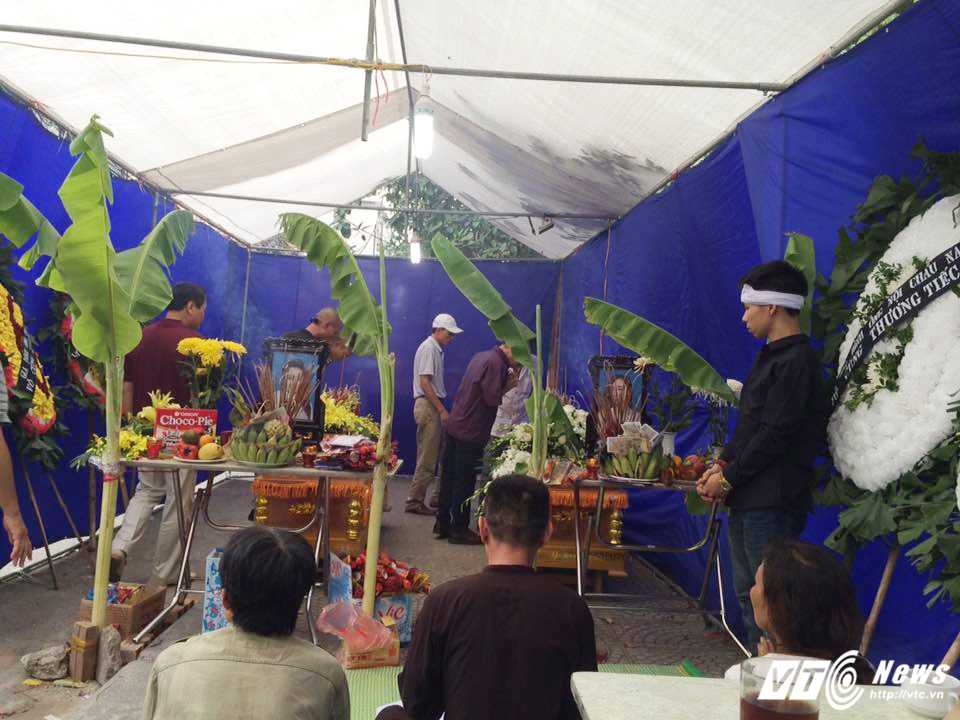 1- Dong nguoi xot xa cung vieng hai co gai tre