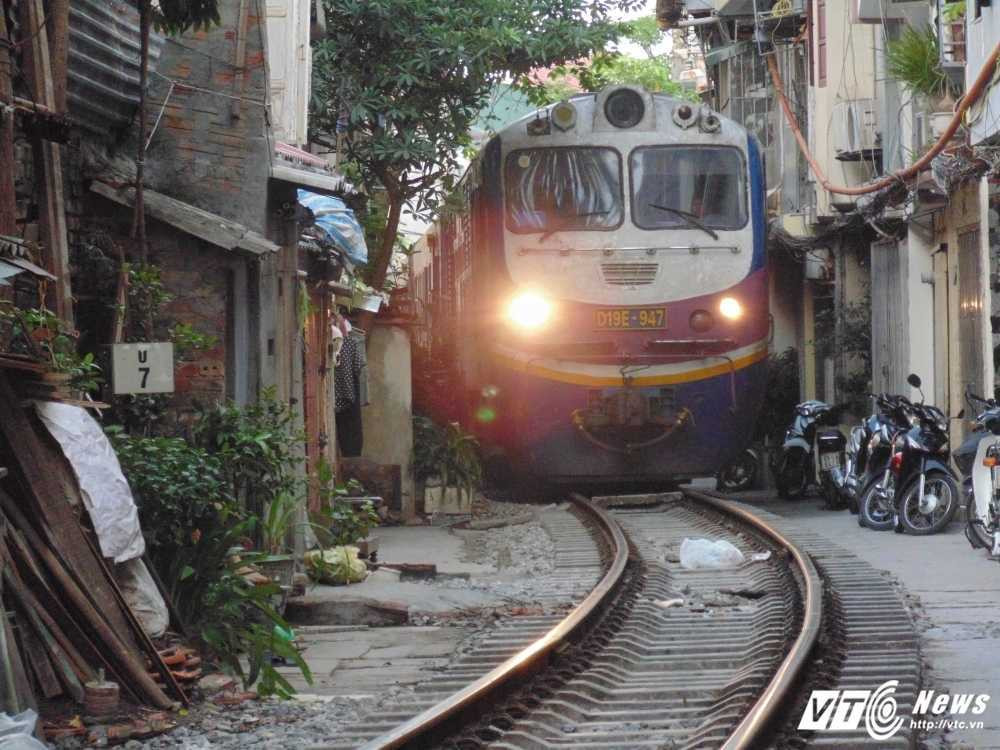 1- Moi khi tau hoa di qua la nguoi dan ho hoan nhau chay vao nha