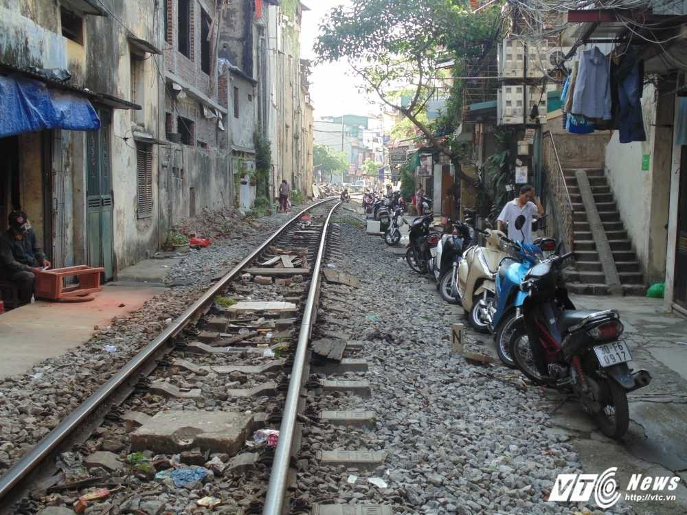 10- Nhieu chiec xe may da nhieu lan bi cuon vao tau