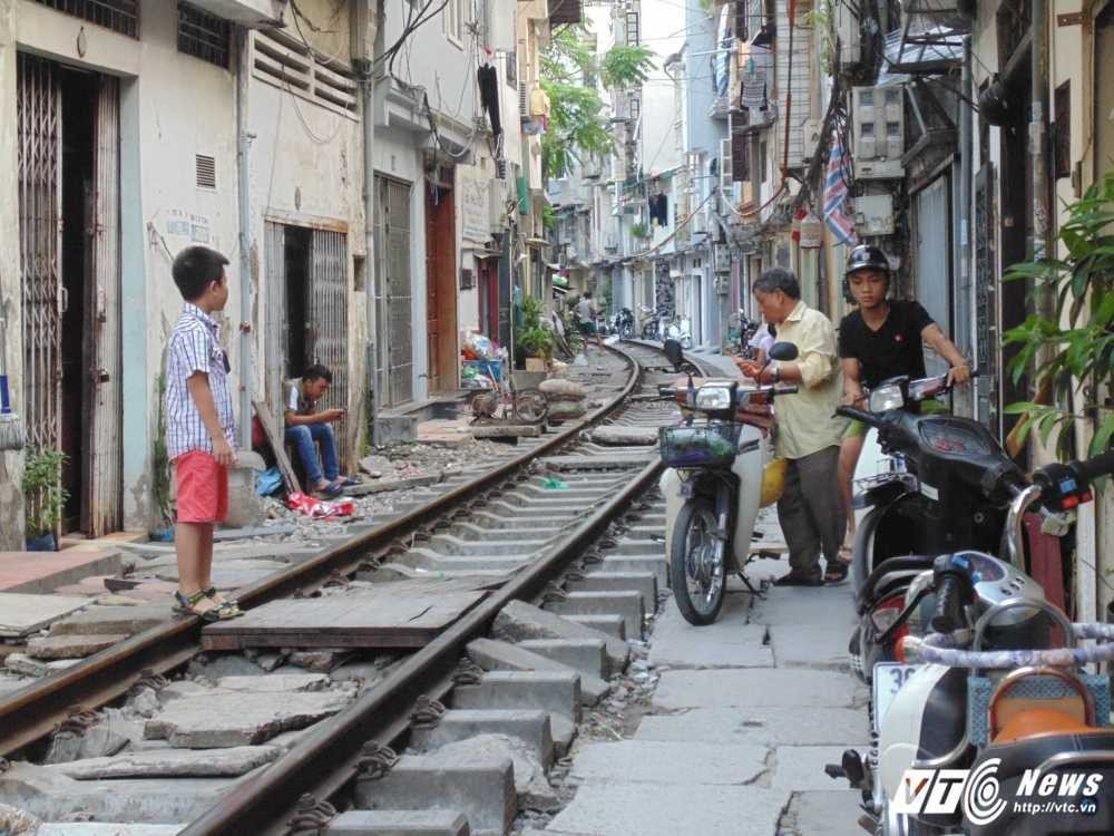 11- Khu vuc sinh hoat chat choi cua nguoi dan