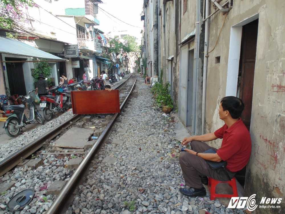 5- Mot nguoi ngoi nghi mat sau mot ngay lam viec met moi