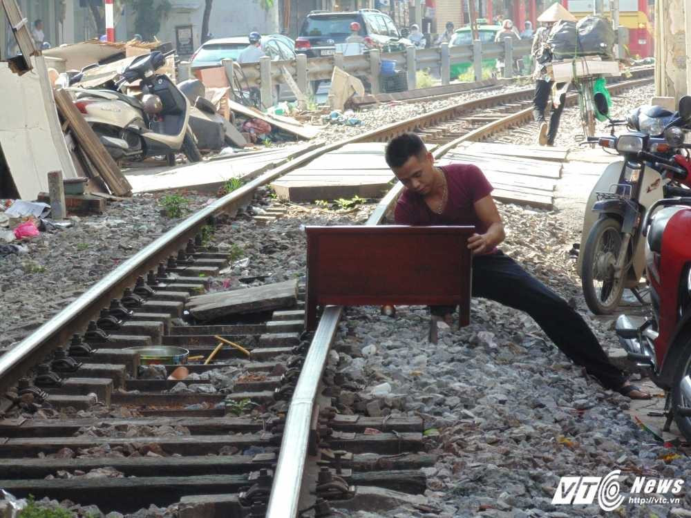 8- Lam viec kinh doanh ngay mep duong tau