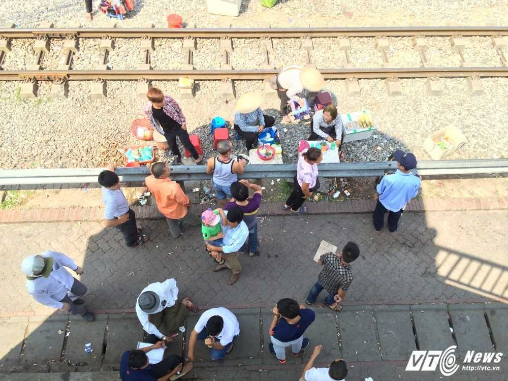 8- Nhieu quan tra da, an uong san sang ngoi tren duong ray de ban hang du co nguy hiem, co lenh cam