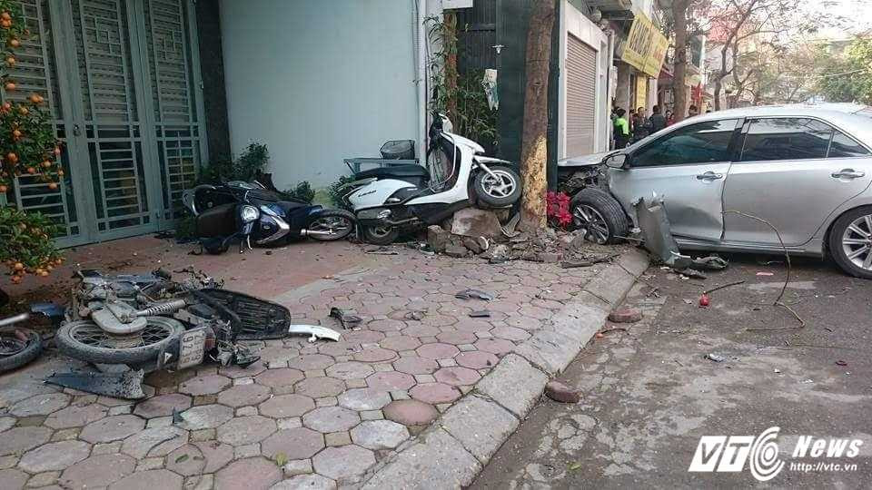 xe-camry-tong-chet-3-nguo